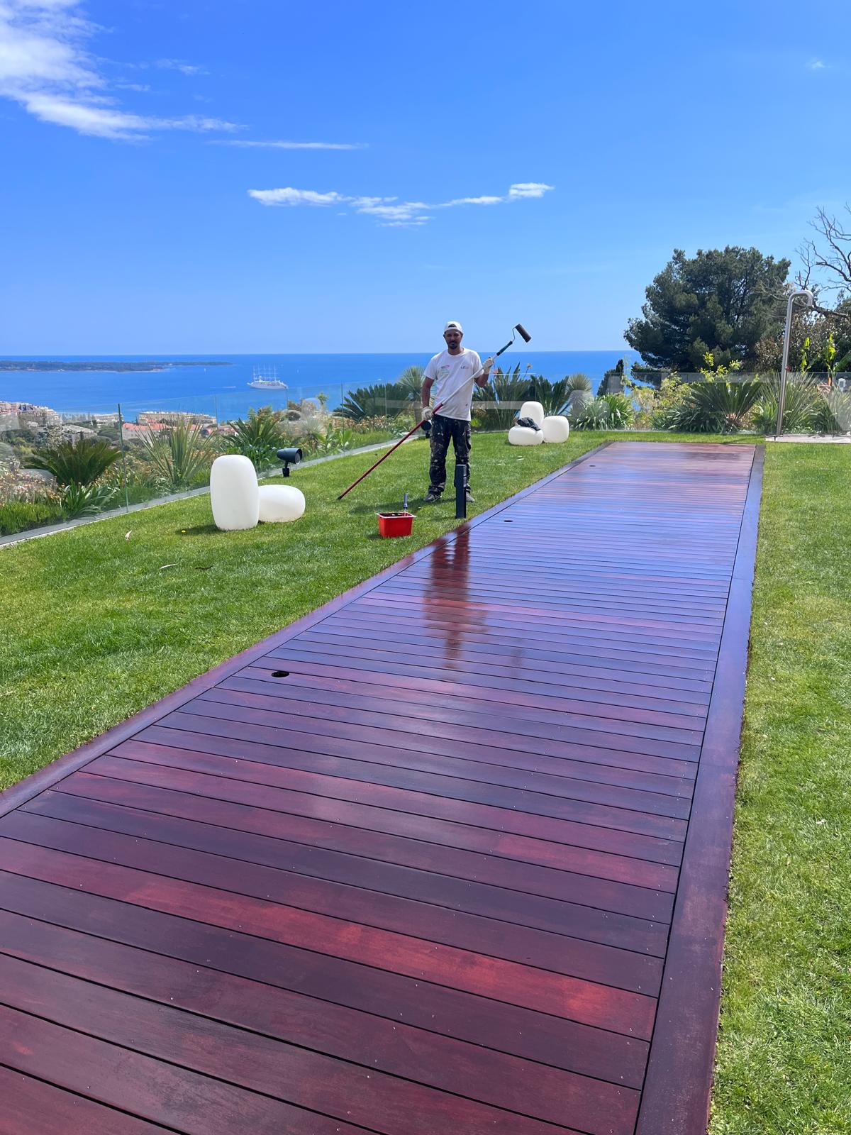 Application de la lasure, vue mer