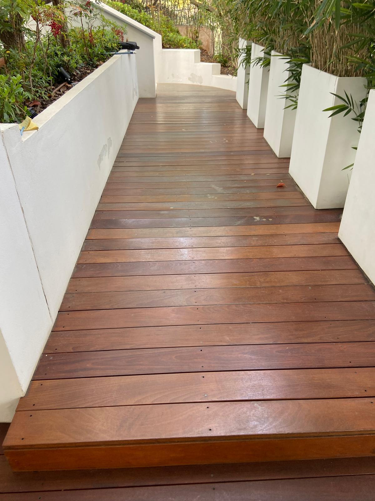 Allée bois entre jardinières